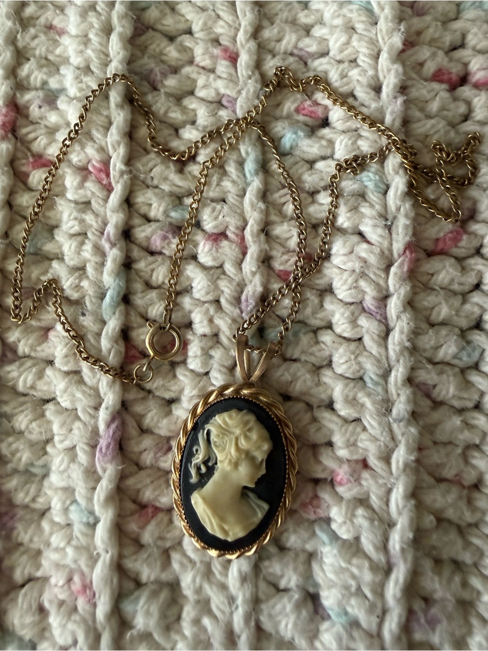 Vintage Gold and Black Victorian Cameo Pendant Necklace EUC - Picture 4 of 4